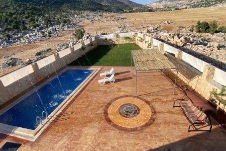 Chalets with Private Pool – Kfarhouna